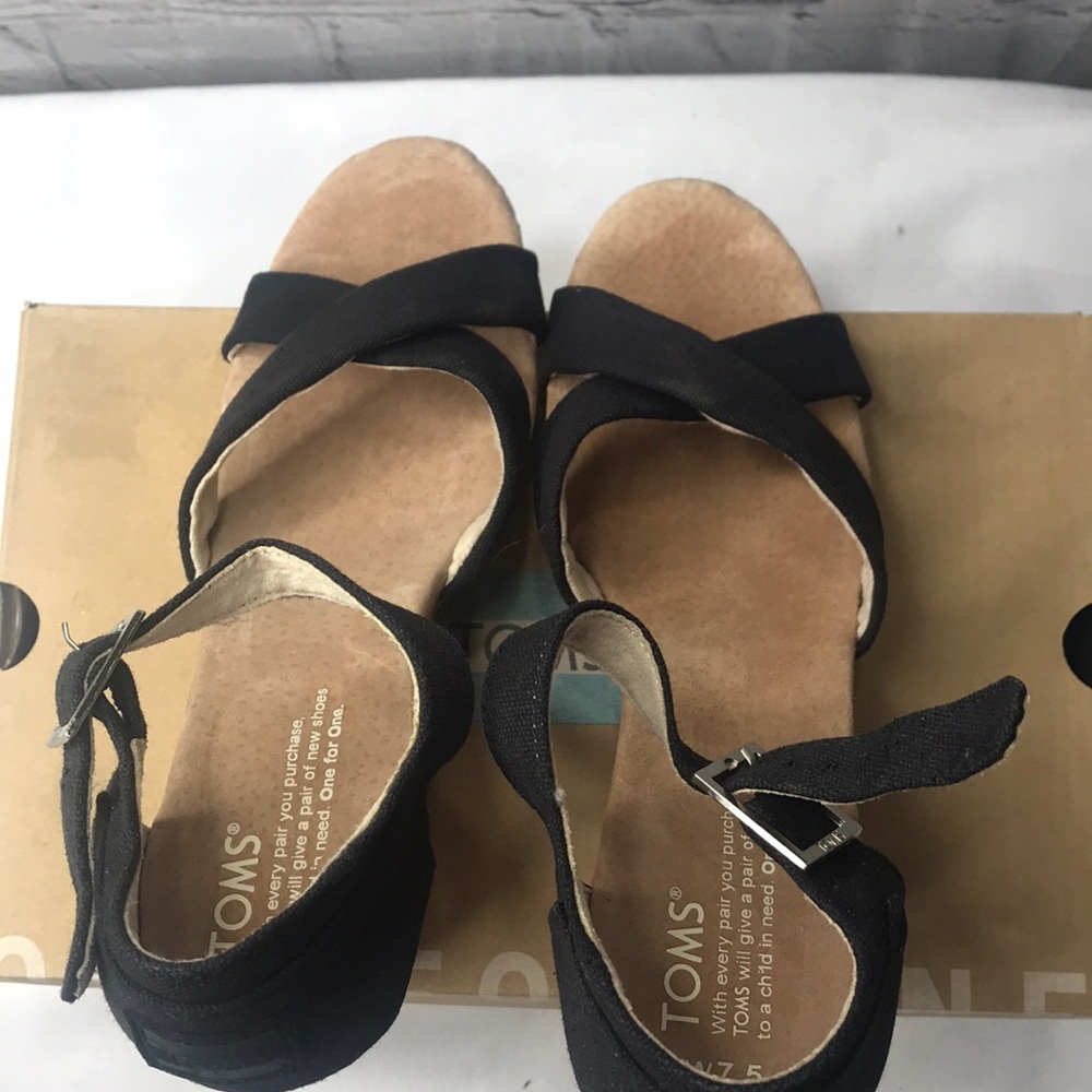 TOMS WOMENS BLACK STRAPPY WEDGES - Picture 3 of 5